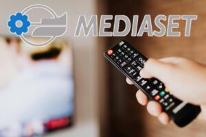 collage telecomando e logo mediaset