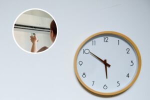 Un orologio da muro e, in evidenza, una ragazza che spegne un condizionatore