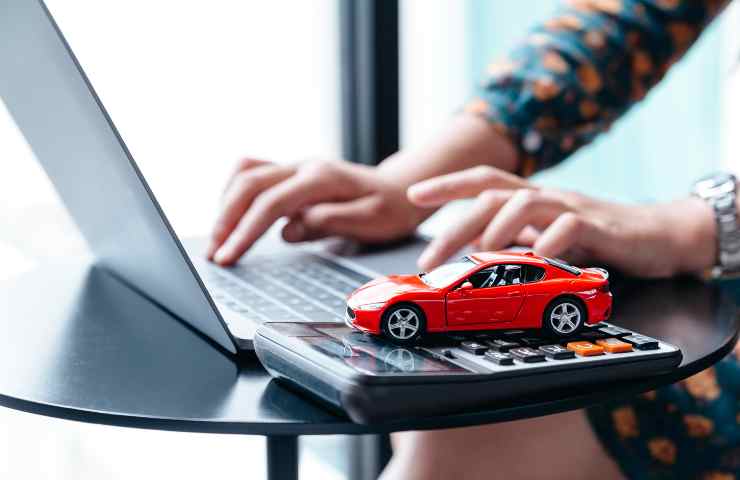 pc e modellino di auto