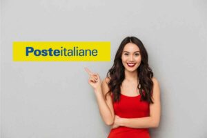 ragazza sorridente indica logo poste