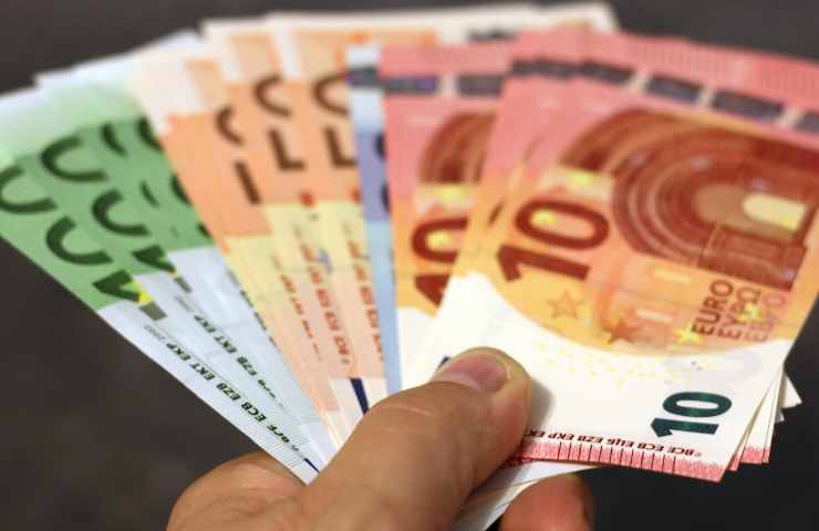 persona porge banconote euro