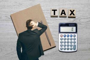 uomo con mana in testa di spalle, scritta tax