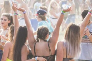 Ragazze a un concerto estivo