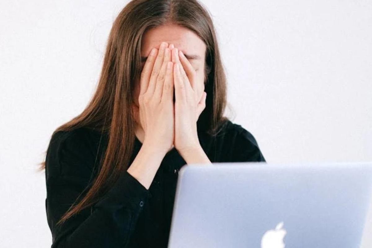 Ragazza con le mani sul volto