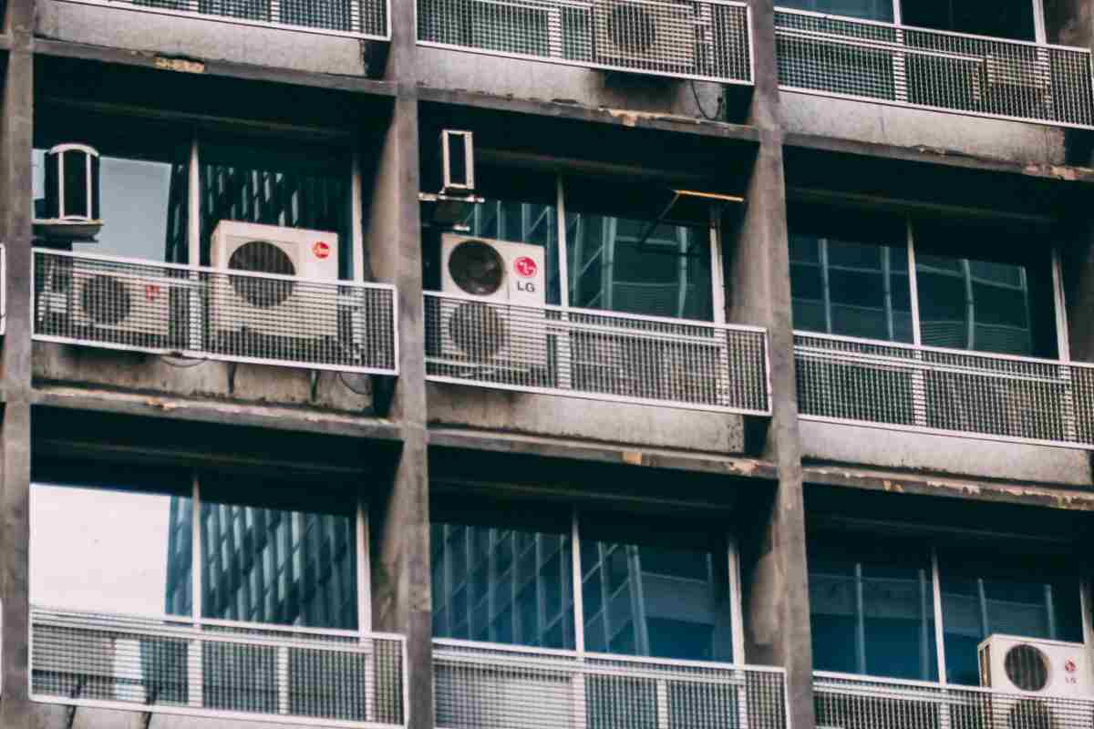 Dei balconi di un palazzo popolare con dei motori di condizionatori in bella vista
