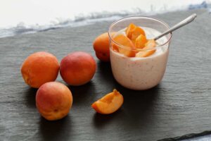 Albicocche e yogurt con albicocche nel bicchiere