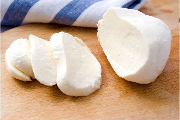 Mozzarella e fette di mozzarella 