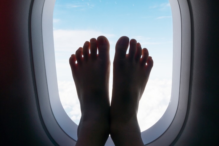 piedi davanti a finestrino aereo