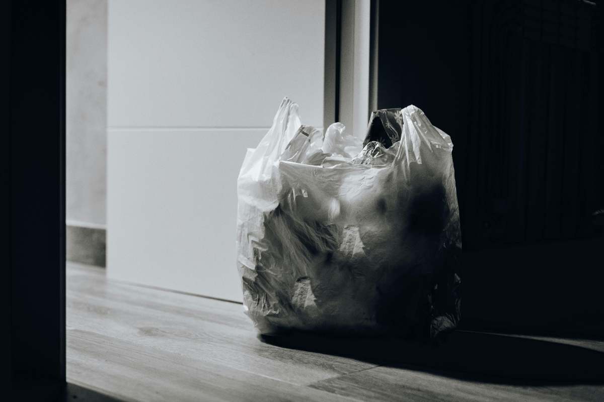 Un sacchetto di plastica contenente spazzatura domestica