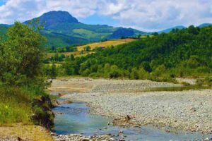 la strada lungo il fiume