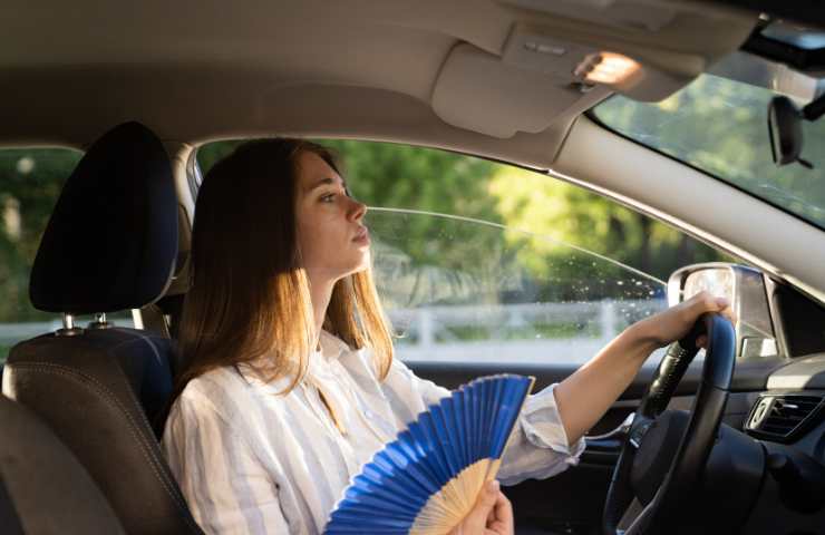 donna con ventaglio al volante