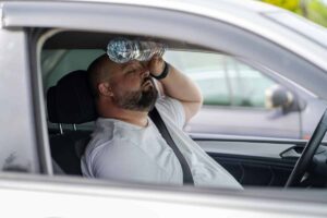 uomo accaldato al volante