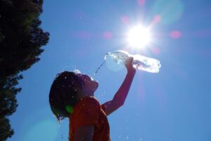 donna che beve acqua